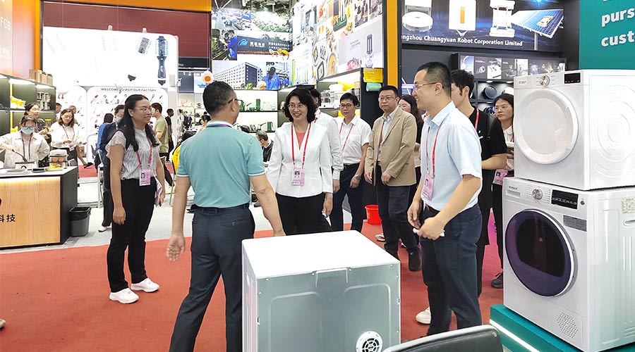 廣交會迎來大咖！江門市市長親臨金環(huán)電器展位參觀交流