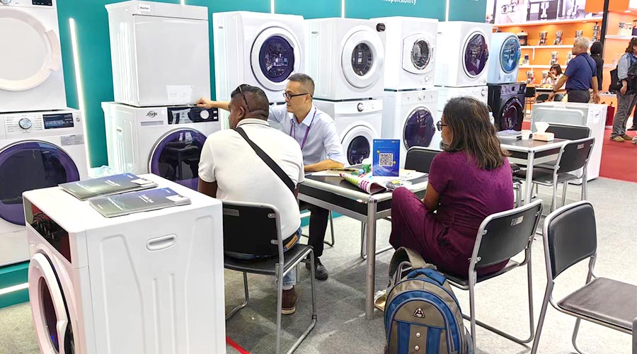 廣交會參展第一天！金環(huán)電器吸引國內外客戶參觀交流